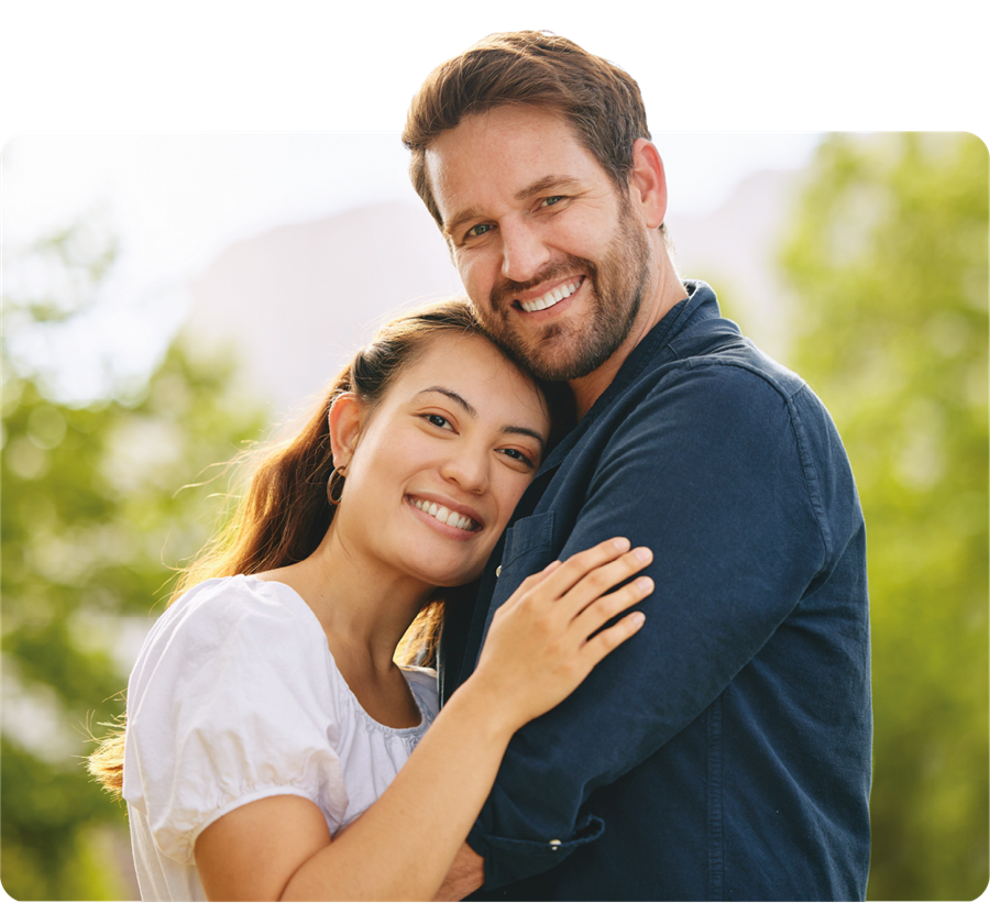 Casal sorrindo abraçado