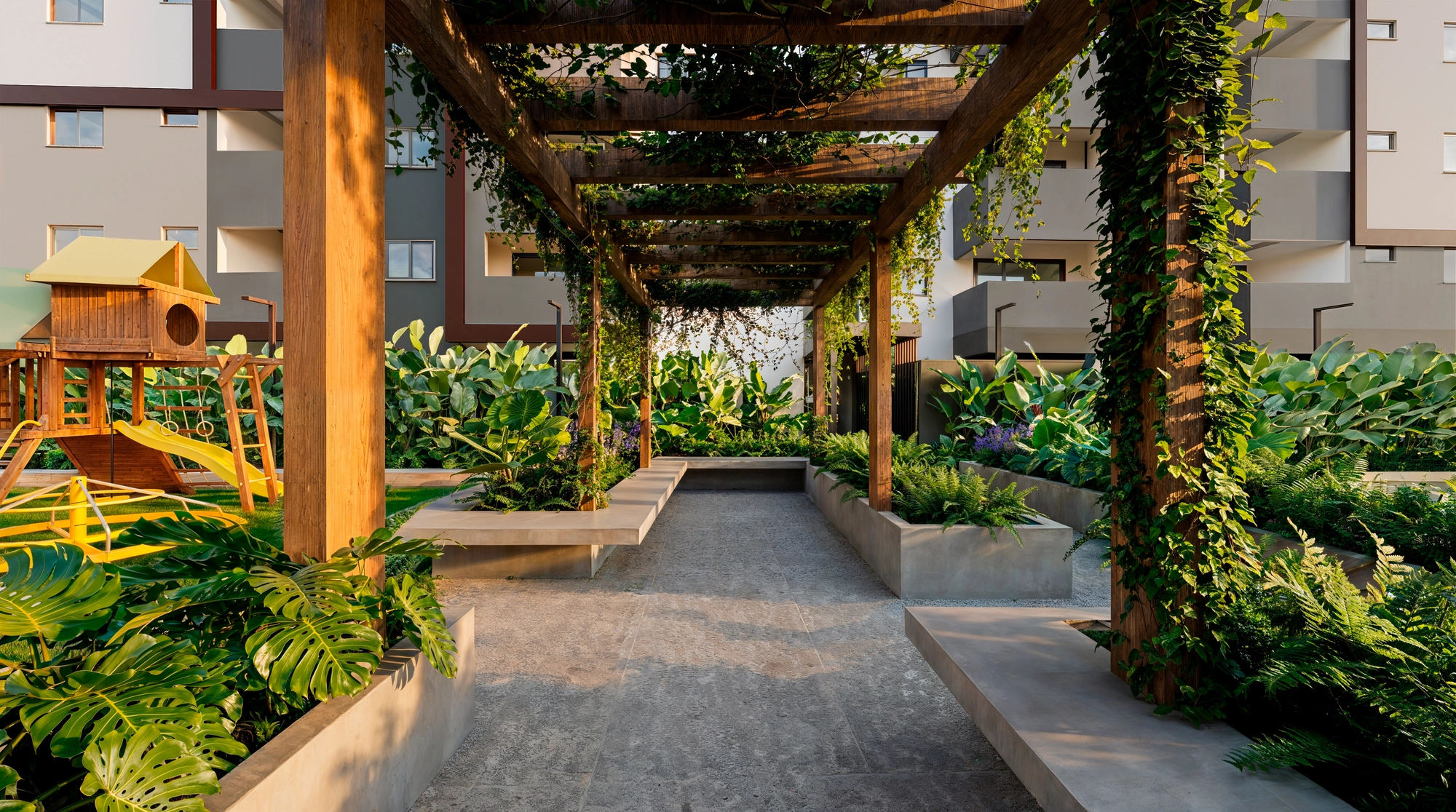 Pergolado e jardim